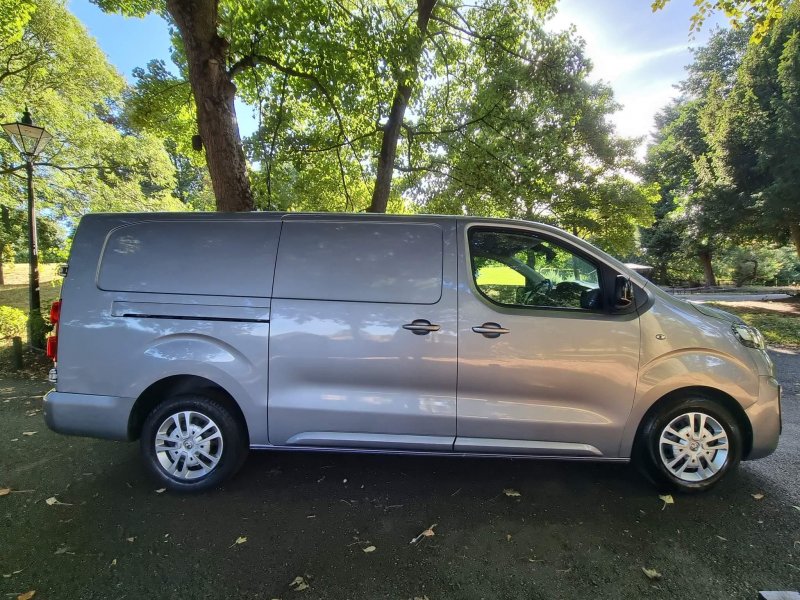 VAUXHALL VIVARO