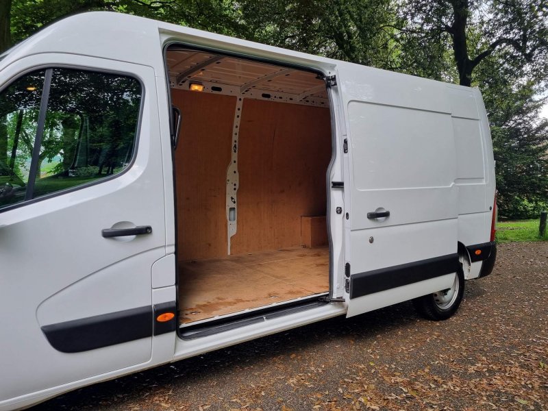 NISSAN NV400