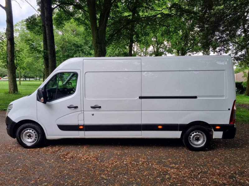 NISSAN NV400
