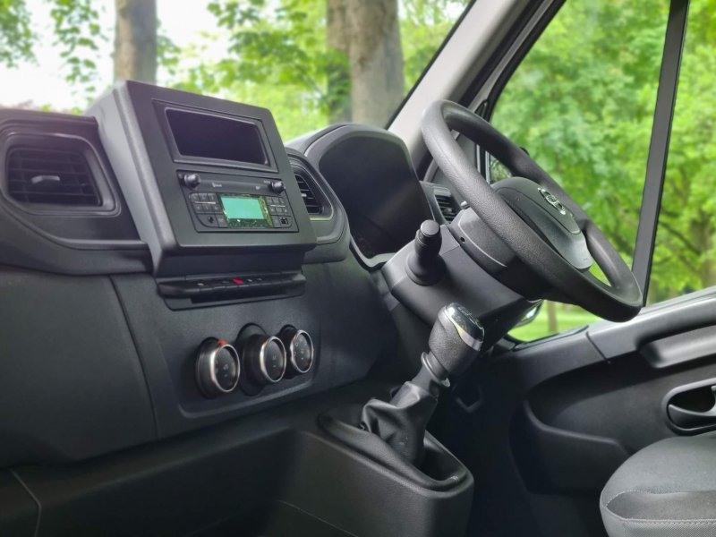 NISSAN NV400