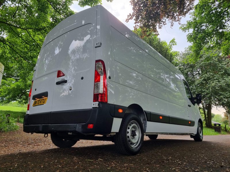 NISSAN NV400