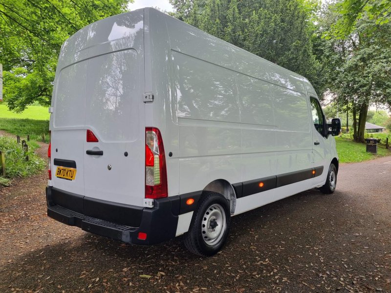 NISSAN NV400