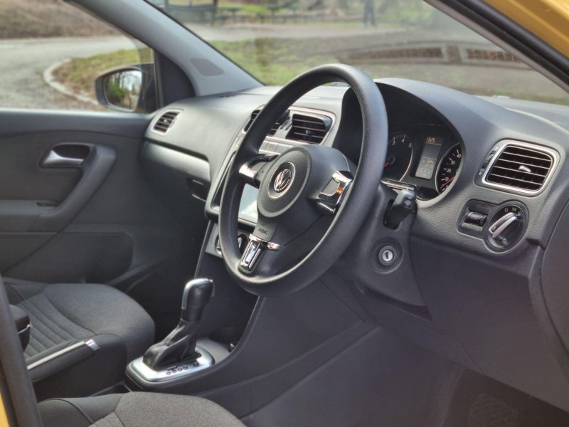 VOLKSWAGEN POLO